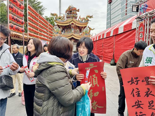 立法院院长韩国瑜发春联，在脸书自嘲快被罢免「最后一次立法院发春联」，民进党立委苏巧慧、张宏陆今（11）日也到新北市板桥接云寺发春联。（柯毓庭摄）