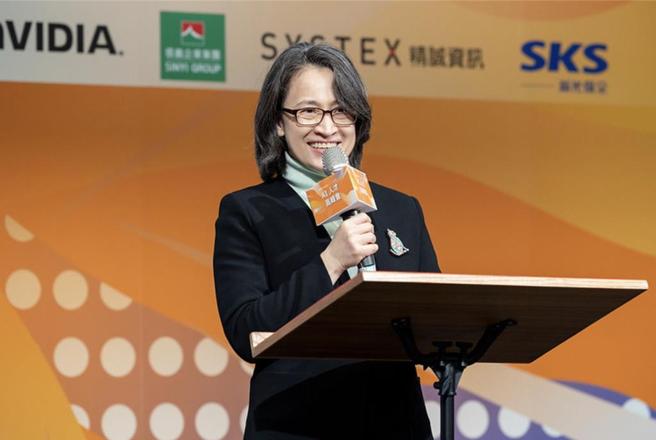 副总统萧美琴11日表示，推动「AI产业化」让AI成为经济发展的核心动能；实现「产业AI化」，让百工百业充分导入AI技术，推动创新，达到「人工智慧岛」的目标。图／总统府