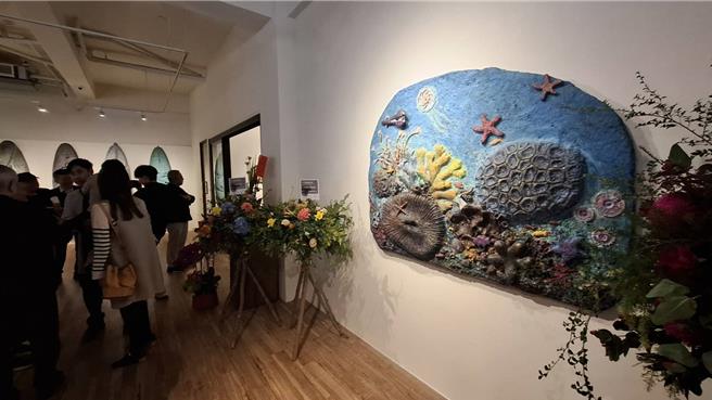 台南市艺术家曾英栋将机房仓库改建为艺廊，经营10年有声有色，11日举办10周年成果展。（程炳璋摄）