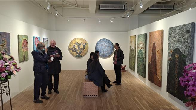 台南市艺术家曾英栋将机房仓库改建为艺廊，11日举办10周年成果展，作品包括复合媒材的油画。（程炳璋摄）