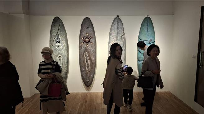 台南市艺术家曾英栋将机房仓库改建为艺廊，11日举办展览，油画作品充满立体感（程炳璋摄）