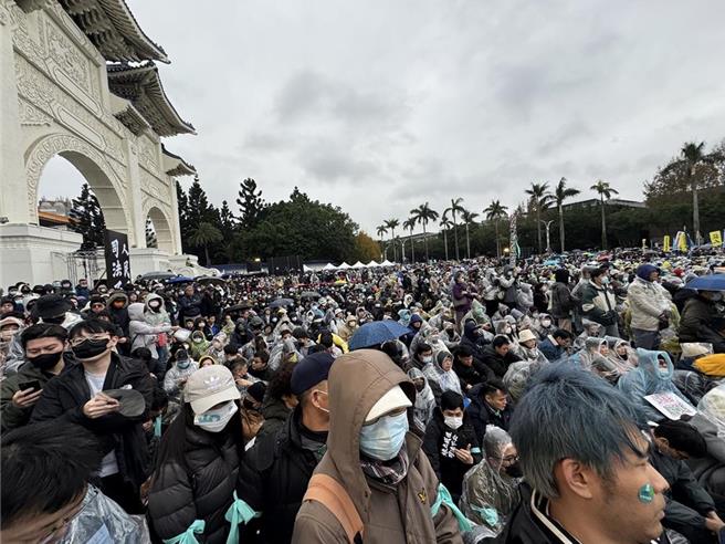 前民眾党主席柯文哲遭羁押禁见，民眾党号召人民今（11）日下午上街「钉孤枝」游行，台北看守所表示，依照规定柯有热水可洗，其余不便透露。（李奇叡摄）