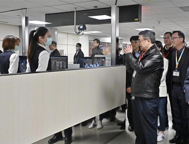 行政院长卓荣泰11日前往桃园机场视察春节疏运整备作业，向海关检疫人员拜早年。图／行政院