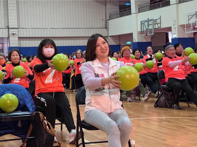 新北市议员陈乃瑜、新北市家的方向协会与台湾活跃健身协会合作，于今（11）日共同举办「千揪、万岁」乐龄运动大会。（陈乃瑜提供）