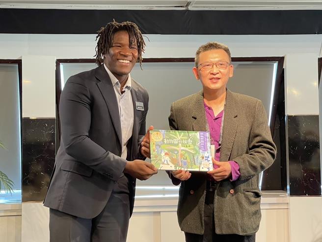 高雄市立图书馆代表登船参访，除进行文化交流外，也向「望仆号」赠出百册本土书籍，让台湾书籍登上国际舞台，传达南臺湾文化魅力。（高雄市立图书馆提供／任义宇高雄传真）