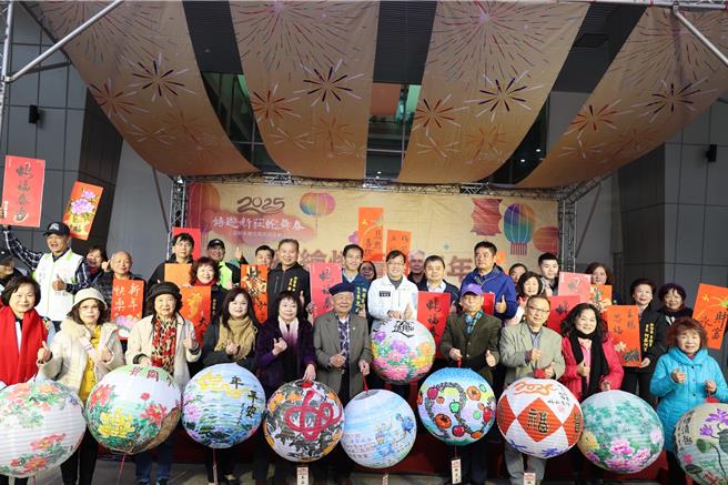 新莊區公所今舉辦嬉遊新莊蛇舞春 彩繪燈籠迎新年」活動。（新莊區公所提供）