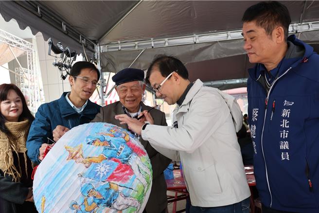 民政局長林耀長也親手體驗彩繪燈籠的樂趣。（新莊區公所提供）