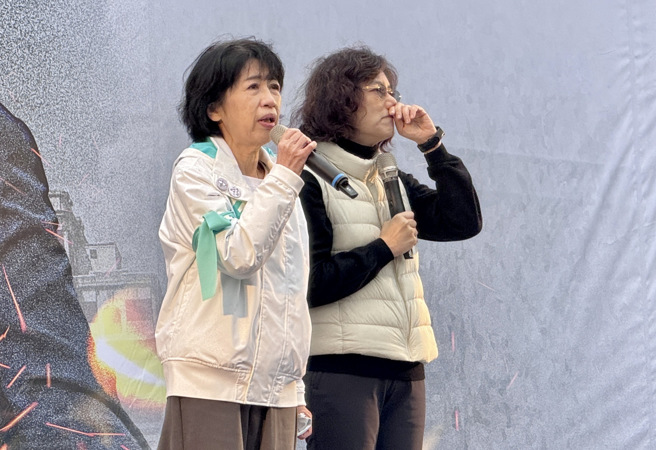 民眾党11日在自由广场前举行「111拒绝绿色威权，还我司法正义」集会活动，民眾党前主席柯文哲的夫人陈佩琪与胞妹柯美兰出席。（姚志平摄）