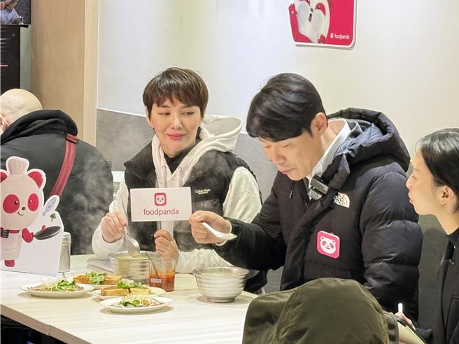 崔铉硕开心品嚐米粉汤。（读者提供）