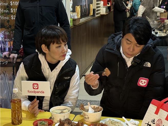 崔铉硕仔细端详药炖排骨。（读者提供）