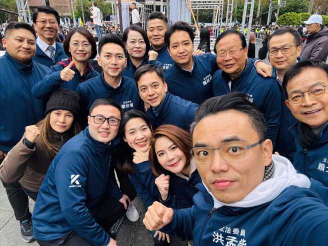 民眾黨11日在自由廣場前舉行「111拒絕綠色威權，還我司法正義」集會活動，國民黨籍雲林縣長張麗善以及22立委動員力挺這次活動。（摘自徐巧芯臉書）