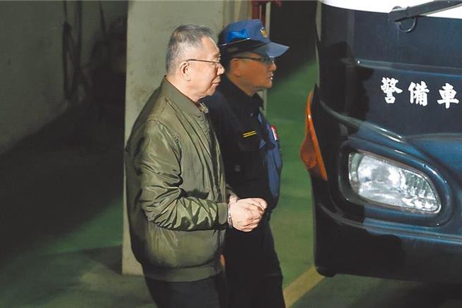 京华城案台北地方法院裁定前台北市长、民眾党主席柯文哲（中）羁押禁见，柯戴手铐在法警戒护下走向囚车。（中时资料照片）