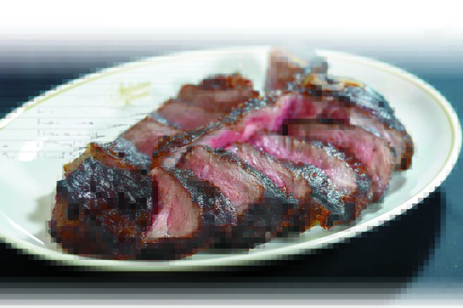 「盐烧美国PRIME等级丁骨牛排」的牛排表层微微酥脆，内里柔嫩，并且带有咸香。图／姚舜