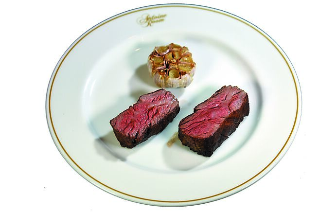 「美国蛇河农场极黑金牌和牛牛小排」是用超级烤箱以「超高温炉烤技术」高温快速烤制美国和牛，肉质柔嫩带汁。图／姚舜