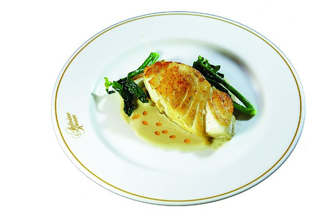 「智利海鲈．大葱．昆布奶油酱汁」是选用肉质弹Q富胶质的顶级圆鳕，先以百里香及橄榄油腌渍入味，再以中火细心香煎，鱼肉上层点缀上以鸡汤煨煮的新鲜日本大葱。提味酱汁是以日式高汤与鲜奶油与醇厚胡麻酱熬煮的和风特色酱汁。图／姚舜