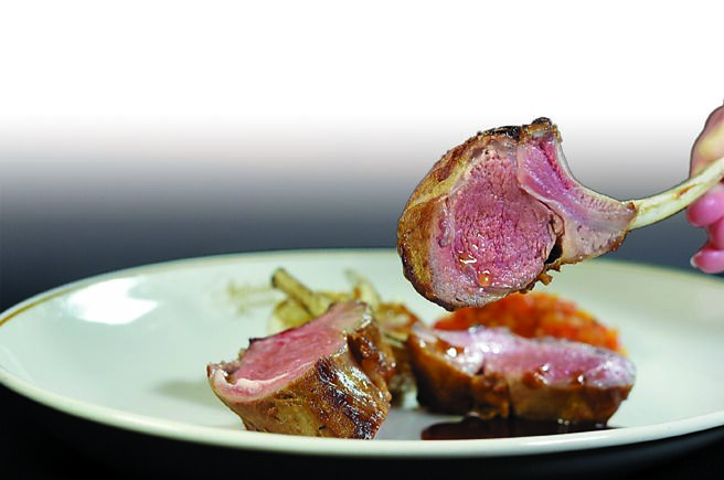 除了牛排，台北喜来登「安东厅」菜单上也可以点到用纽西兰Lumina高地和羊烤制的羊排。图／姚舜