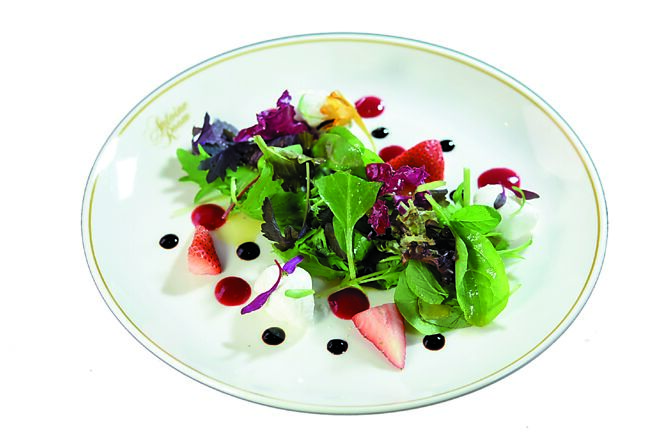 「水牛起司沙拉．莓果酱」选用口感柔软中带有弹Q的义大利水牛起司球，搭配新鲜的综合沙拉叶与新鲜莓果酱，周围以覆盆莓制成的酸甜酱汁点缀，最后在淋上柠檬醋及巴沙米可提味。图／姚舜