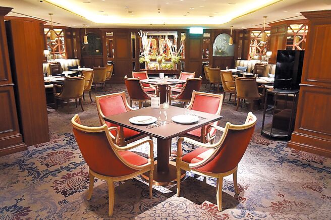 台北喜来登饭店「安东厅」的装潢设计，以法国凡尔赛宫镜厅为灵感，结合法式巴洛克风格营造浪漫氛围，是岁末约会聚餐好去处。图／姚舜