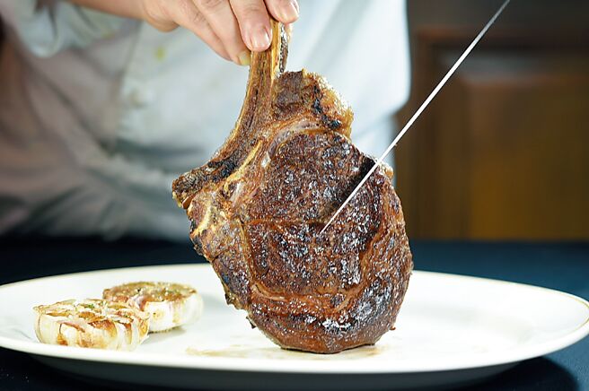 台北喜来登「安东厅」推出「美国21天熟成Flannery带骨肋眼牛排」，重24盎司，吃起来很过瘾。图／姚舜