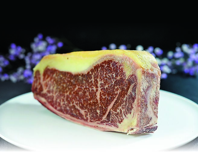 草饲牛的牛肉多半带有一股「草腥」味，且口感较谷饲牛扎实，但「A CUT」引进的澳洲纯草饲老乳牛带骨纽约客，油花均匀且有厚厚脂肪，不仅没有「草味」，乾式熟成后烤制牛排的口感柔嫩。图／姚舜