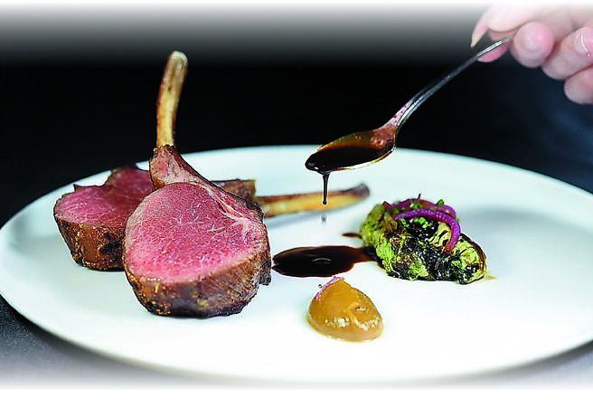 「A CUT」的「美国乾式熟成羊排」是乾式熟成30天的特选美国羊排炉烤，盘中搭配有雪莉醋拌炒炙烤小萝蔓和蒜味花生泥，吃时可以浓缩的巴萨米克醋酱提味。图／姚舜