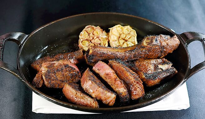 「麦卡伦炙烤美国顶级带骨肋眼牛排」是採用比Prime规模更高、更稀有的美国中西部的WBI Super Prime等级牛肉烤制，烤前主厨并用自制综合香料粉为牛肉赋味、提味。图／姚舜