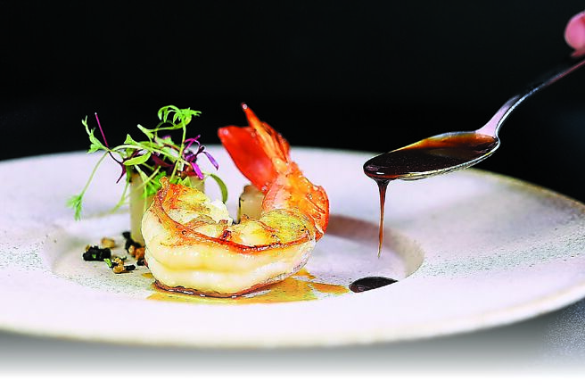 米其林一星「A CUT」牛排馆本季「海虎虾」提味酱汁，是以十三香滷包、大红袍花椒、花椒粒，以及郫县豆瓣酱等川式香料烹调而成。图／姚舜