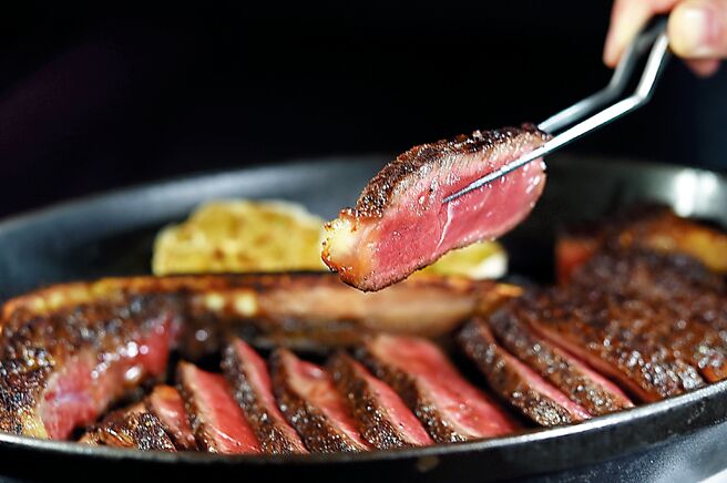 薄切「澳洲铜树农场纯草饲老乳牛乾式熟成50天带骨纽约客牛排」，入口软嫩并弹Q，不再有「嚼起来好累」的口感。图／姚舜