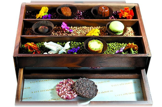 在「A CUT」享用「米其林套餐」，餐后茶点的内容非常丰富多样。图／姚舜