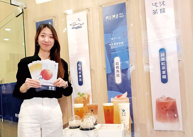 「沐沐茶旅」台中健行店經典二代店至12日開幕期間，推出特定飲品買一送一、手作檸檬塔搭配原茶任意選自由配雙重優惠。圖／許俊揚