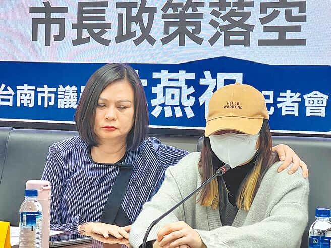 台南市议员林燕祝（左）10日与受虐童家长（右）控诉幼儿园不当管教。（林燕祝服务处提供／程炳璋台南传真）