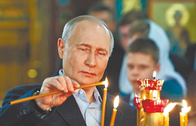 美国候任总统川普9日表示，俄罗斯总统普丁要求与他见面，相关会面「正在安排中」。图为普丁在东正教耶诞节的礼拜仪式上点燃蜡烛。（路透）