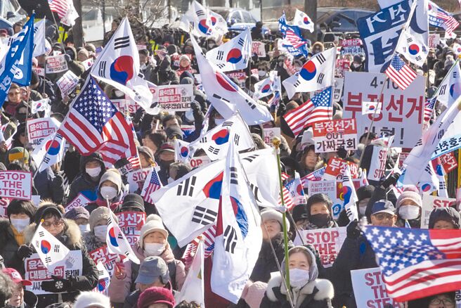 据韩国最新民调，支持弹劾尹锡悦的赞成者占比从75％大跌了11％。图为民眾上街，声援韩总统尹锡悦。（美联社）