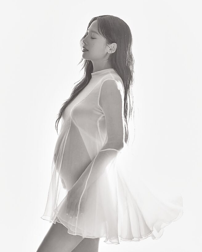 鬼鬼10日分享孕妇写真，宣布升格人母的喜讯。（摘自IG）