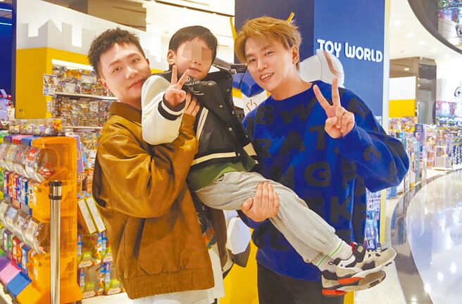 蕭秉治（左）日前化身保母奶爸照顧Energy阿弟（右）5歲兒子。（相信音樂提供）