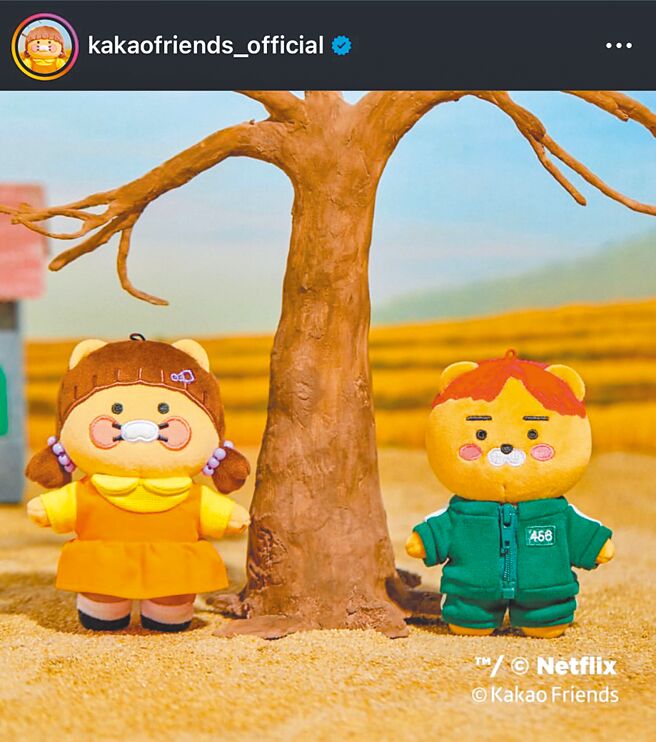 Kakao Friends近日與《魷魚遊戲2》聯名，人氣角色「萊恩」與「春植」分別化身穿456號綠色制服的主角、123木頭人的英熙娃娃。（摘自Kakao Friends官方IG）