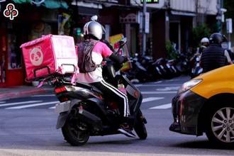 外送員遇車禍餐點噴飛 3杯飲料「立杯」一滴沒露 網驚：神蹟啊