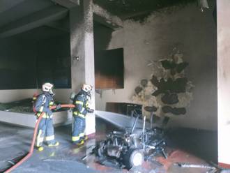 新店建案接待中心起火竄濃煙！消防員衝火場救出2人 畫面曝光