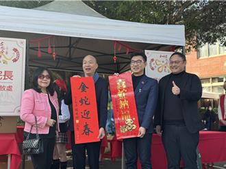 韓國瑜霧峰親贈春聯…排隊綿延數百公尺 有人一早5點就來