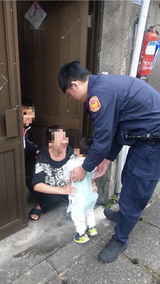 2歲童獨自外出險象環生  警方護送平安返家