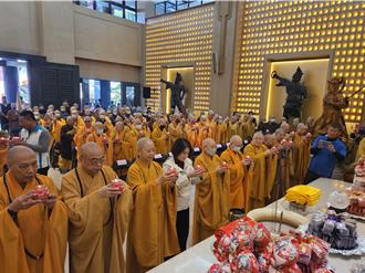 屏東「以愛為名迎春祈福」 周春米率領眾人妙光禪寺點燈