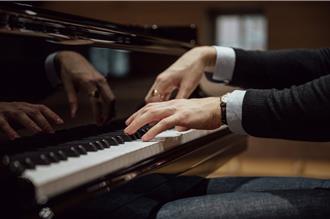 陸鋼琴市場遇冷 中產父母嘆：賣琴的倒了  教琴的跑了  學琴的哭了