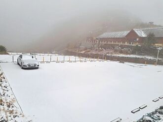 合歡山一片銀白 積雪厚達3公分