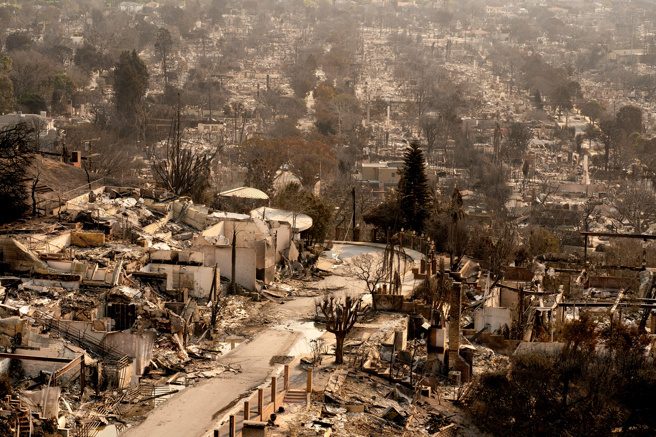 洛杉矶野火烧毁逾1.2万栋建筑，由于野火蔓延人口稠密地区，当中不乏富人区，粗估已酿成近5兆经济损失，恐成为美国史上灾损最严重野火。图为洛杉矶高级社区「太平洋断崖」（Pacific Palisades）被烧成一整片废墟。（路透社）