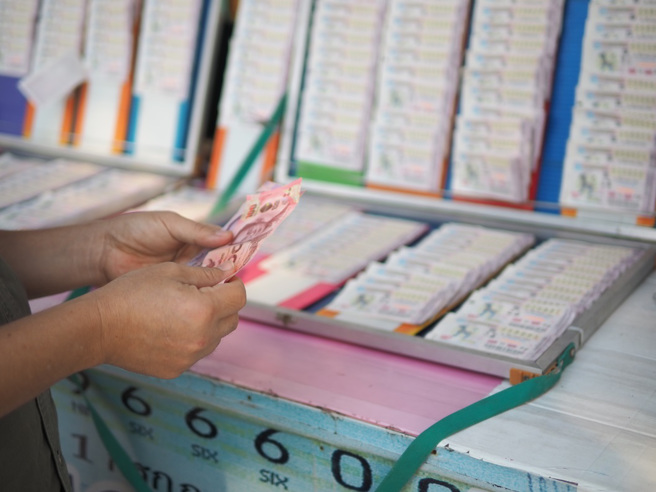 马来西亚一名男子托朋友帮忙买彩券，选好的数字竟中了头奖，未料朋友却忘了买，让他崩溃挥拳。（示意图：Shutterstock／达志）