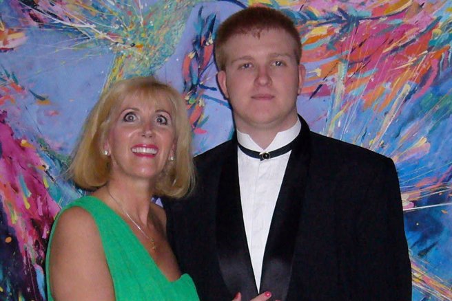 32岁前童星罗里赛克斯（Rory Callum Sykes）命丧火窟，母亲心碎证实。（图／翻摄自@shelleysykes X）