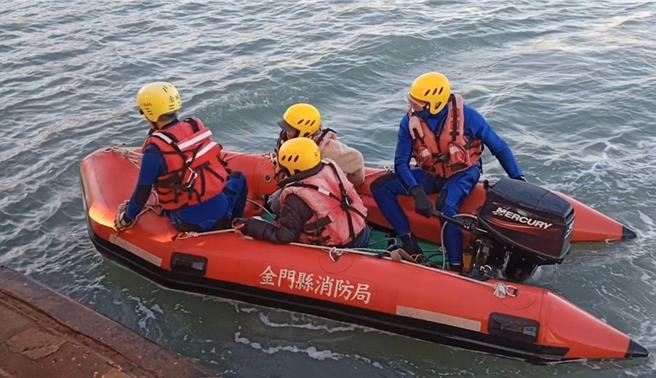3陆客无畏低温忘情游玩涨潮受困金门建功屿，金门县消防局立即出动金城及金寧IRB，消防及义消人员15名前往，随即透过微信与受困民眾联繫，确认其身体状况良好后，迅速将3名受困人员救回岸际。（金门县消防局提供）