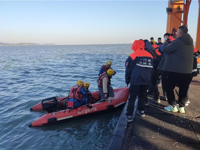  3陆客无畏低温忘情游玩涨潮受困金门建功屿，金门县消防局立即出动金城及金寧IRB，消防及义消人员15名前往，随即透过微信与受困民眾联繫，确认其身体状况良好后，迅速将3名受困人员救回岸际。（金门县消防局提供）