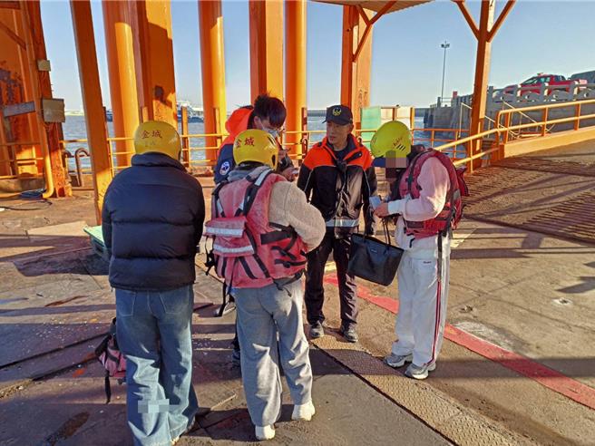  3陆客无畏低温忘情游玩涨潮受困金门建功屿，金门县消防局立即出动金城及金寧IRB，消防及义消人员15名前往，随即透过微信与受困民眾联繫，确认其身体状况良好后，迅速将3名受困人员救回岸际。（金门县消防局提供）