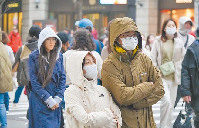 受强烈大陆冷气团影响各地呈现低温状态，且随时间推移，预计南台湾也会出现气温低于10度的状况，而连日低温及日夜温差，也让近期内科OHCA人数不断攀升。（本报系资料照）